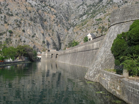 Вид на городские стены Котора со стороны реки.